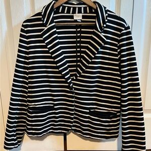 Super cute cropped, black and white blazer